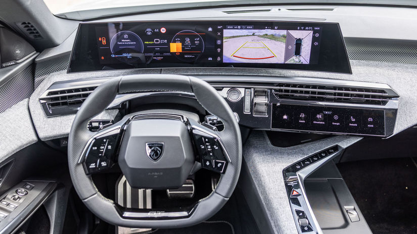 Nový i-Cockpit Panoramic kombinuje malý volant...