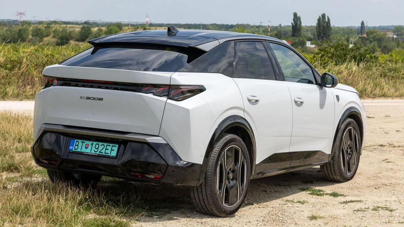 Zaujímavosťou zadnej časti je plávajúci spojler...