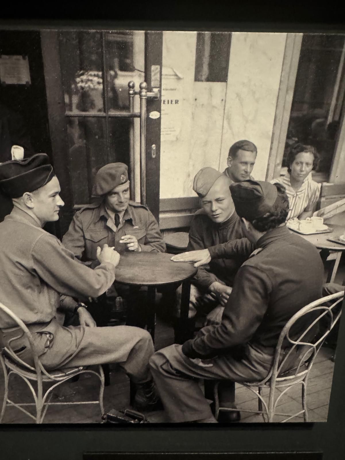 Vojaci štyroch mocností vo viedenskej kaviarni,...