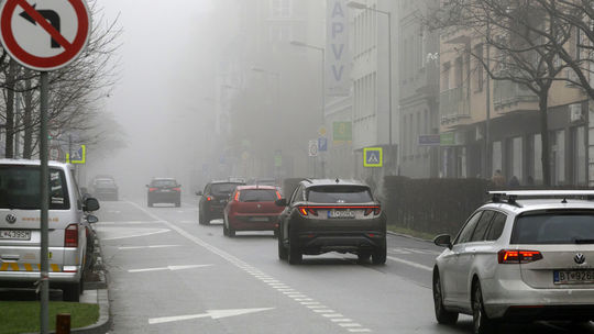 Pozor na hmlu, privíta vodičov aj v pondelok