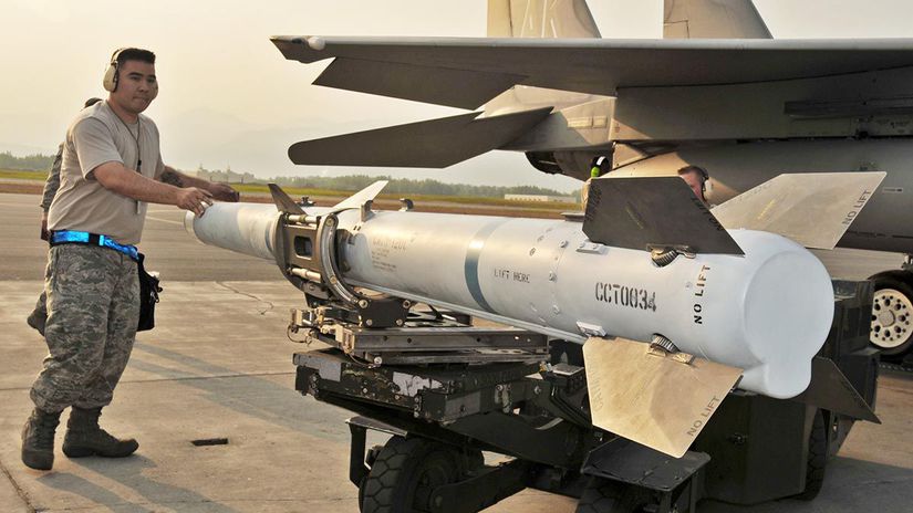 Raketa AIM-120 AMRAAM podvesená na lietadle.