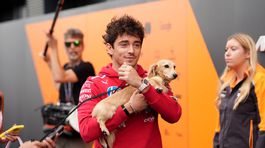 Charles Leclerc a jeho dlhosrstý jazvečík Leo