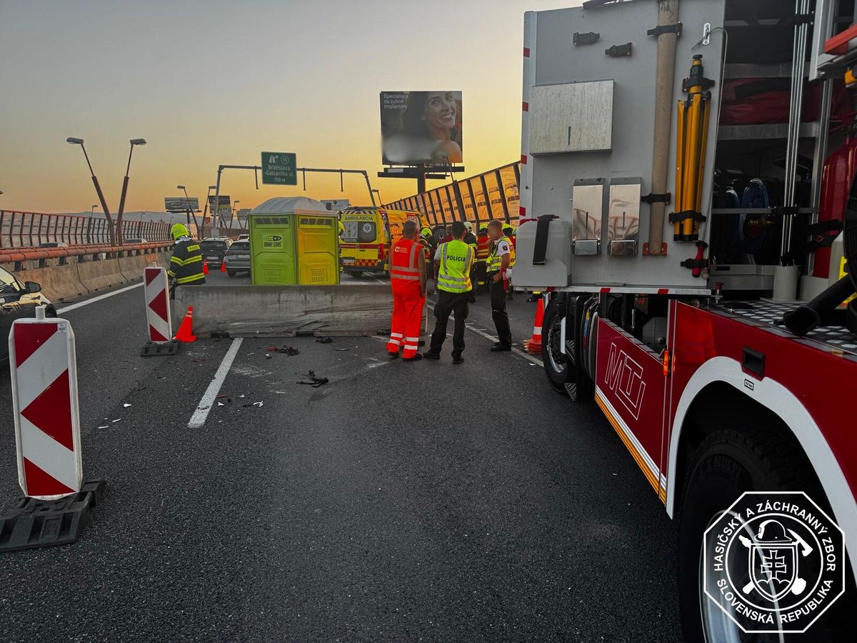 Hasiči v pondelok ráno zasahovali pri nehode...