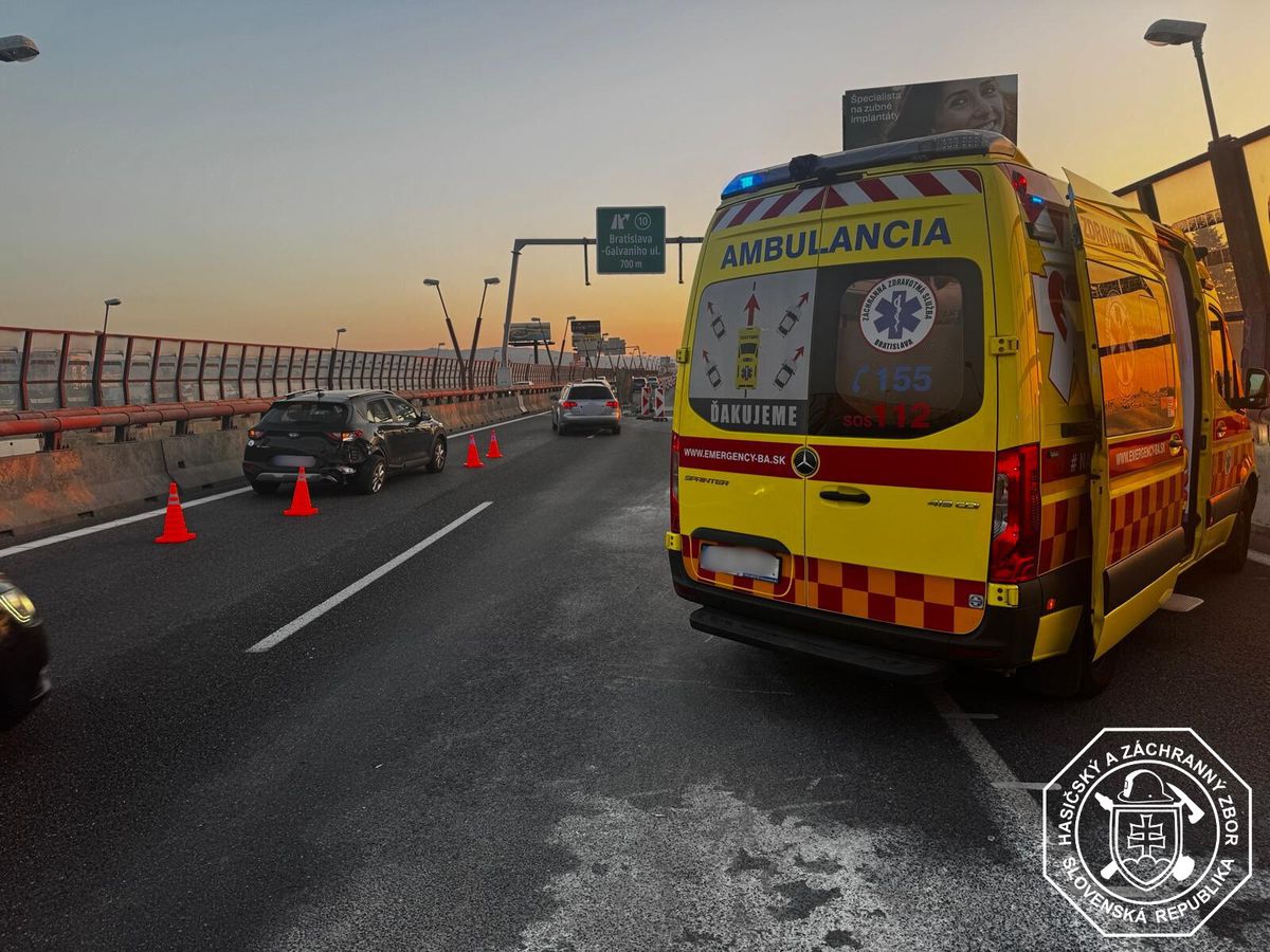 Hasiči v pondelok ráno zasahovali pri nehode...