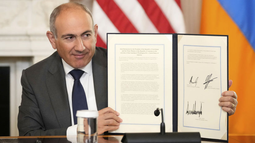 Arménsky premiér Nikol Pašinjan pózuje počas...