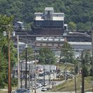 V závode U.S. Steel došlo k explózii, jeden človek zahynul. Desiatky osôb sa zranili, dvaja sú nezvestní