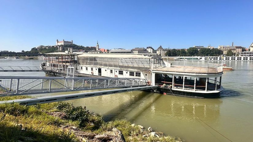 potápajúca sa loď,  Tyršovho nábrežie