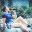 turistka, príroda, hory, turistika, Coca Cola, nápoj, fľaša, cestovanie, dovolenka