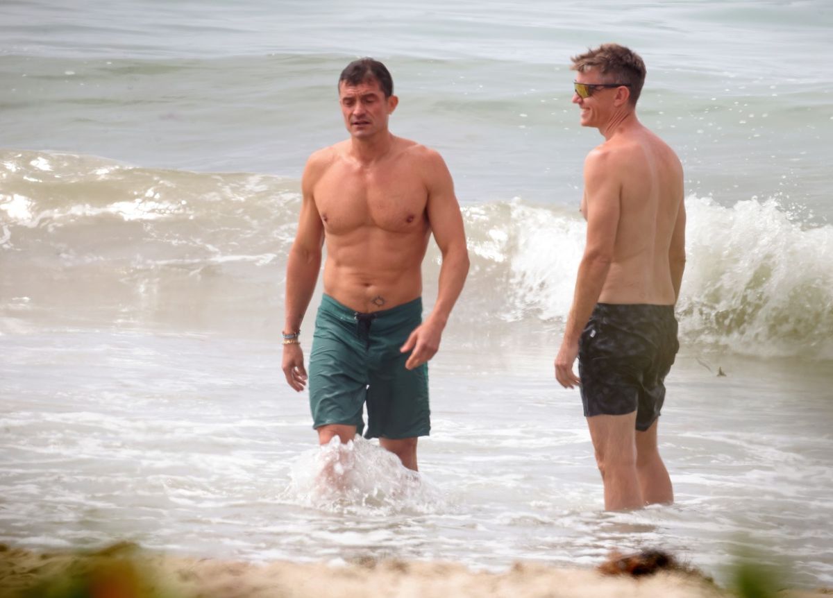 Herec Orlando Bloom s kamarátom na pláži v...