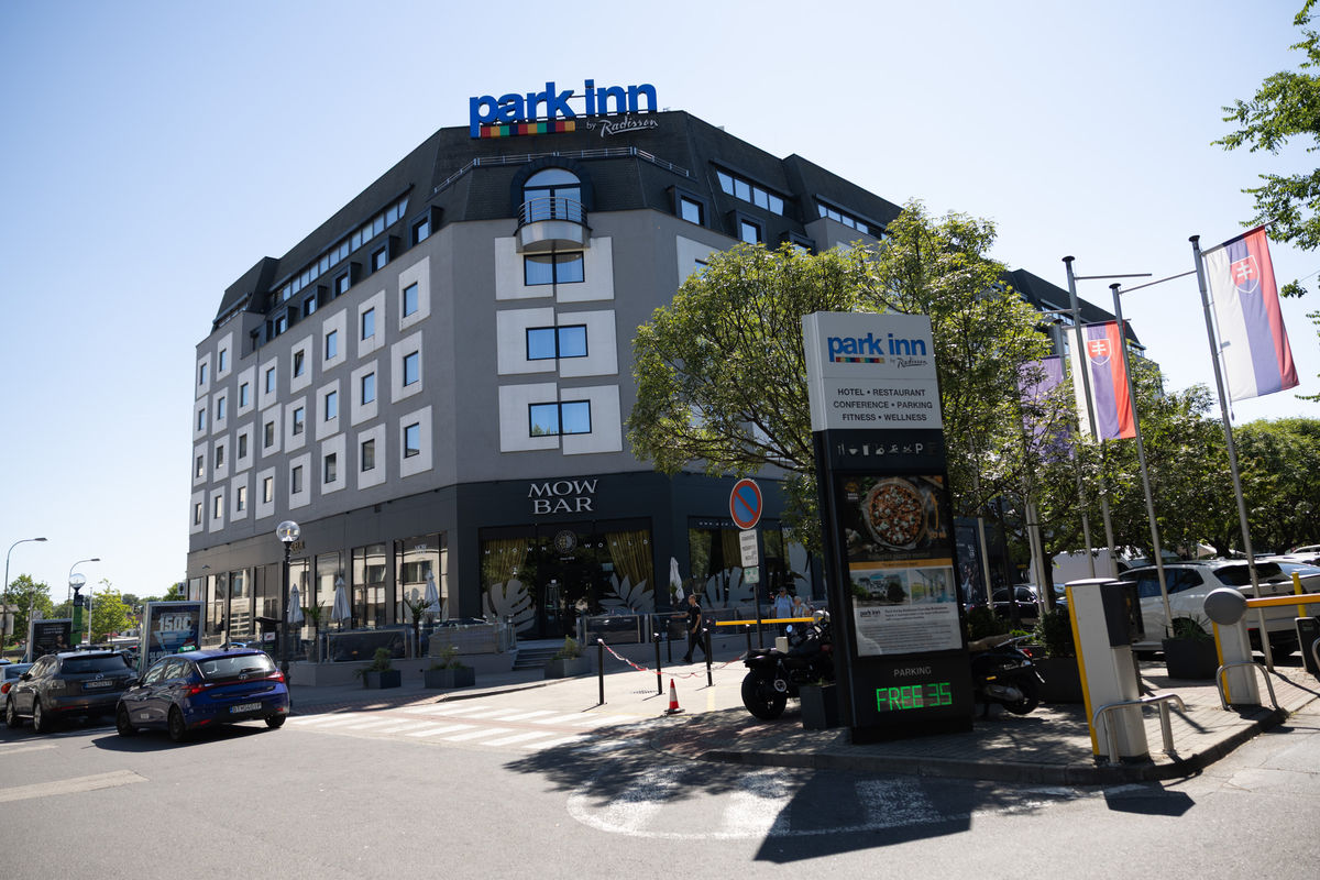 Aj nárožie hotela Park Inn je problémom. Fasáda...