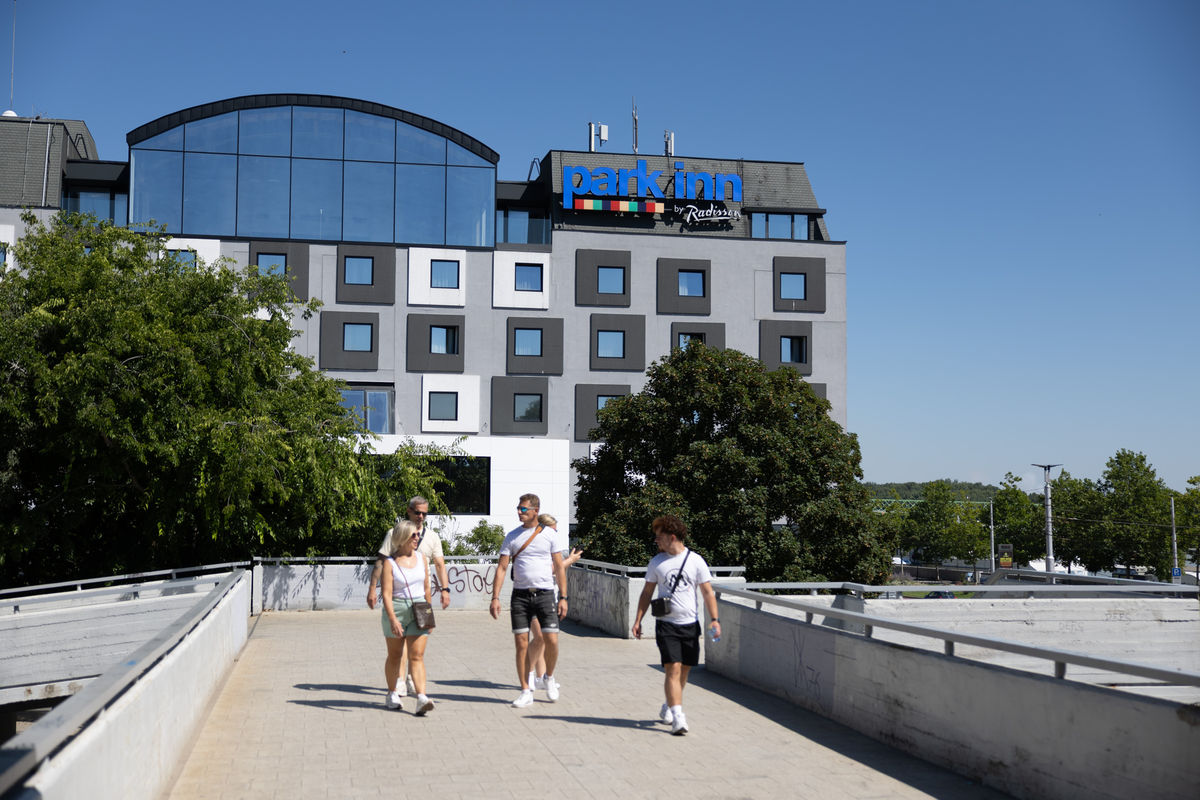 Hotel Park Inn a nepodarenú fasádu je vidno z...