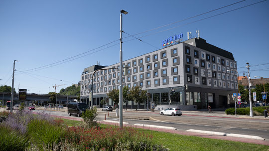 Súčasný stav fasády hotel Holiday Inn v...