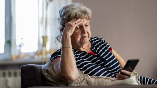 Seniorka prišla o celoživotné úspory. Podvodník si na jej meno zobral aj úver