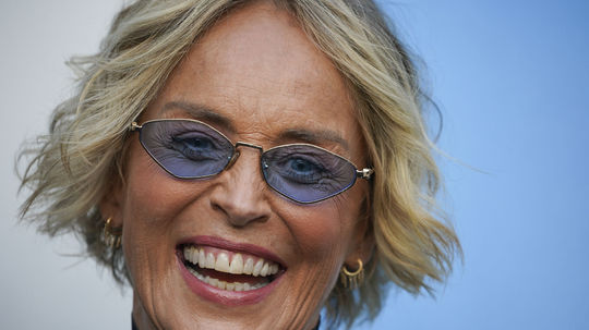 Spokojná Sharon Stone na premietaní novinky...