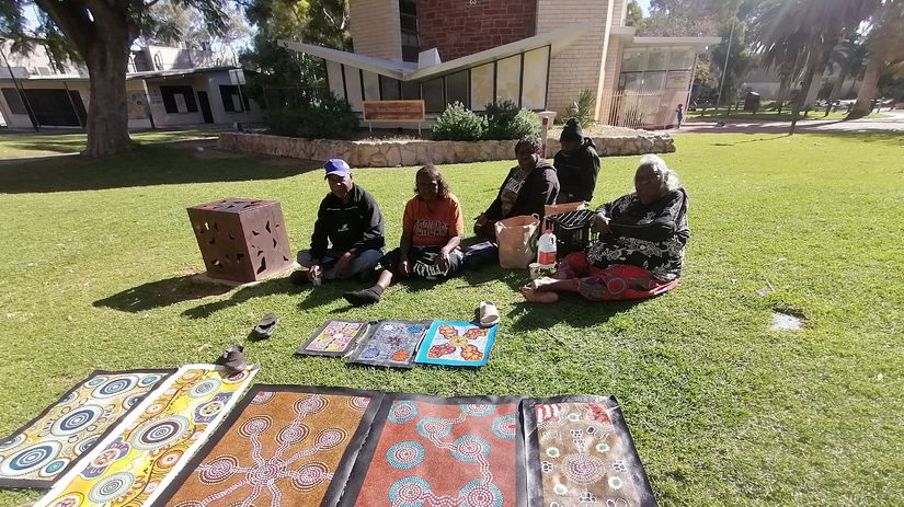 Umelci v parku v Alice Springs.