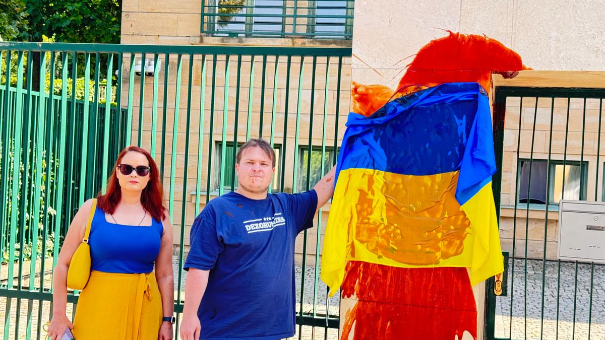 aktivisti veľvyslanectvo maďarska praha plot...