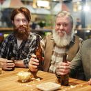 brada, muži, pub, bar, pivo, krčma, priatelia, kamaráti, rodina