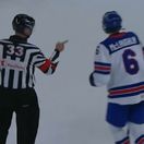 Zábery z Trenčína pobavili aj komentátorov v zámorí. Slovenský rozhodca rozdával lekcie slušného správania a Američan poslúchol