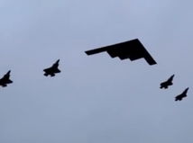 Bombardér B2 - Spirit sprevádzaný stíhačkami F-35
