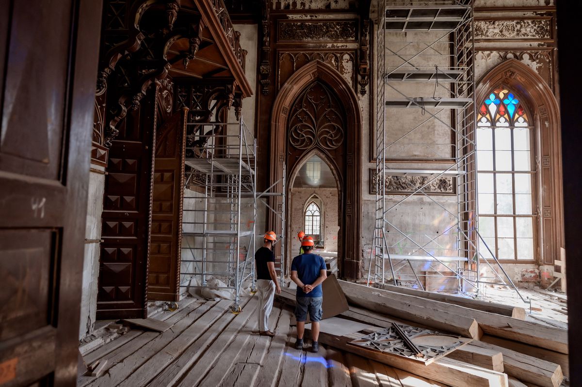 Reštaurátori obnovujú aj pôvodné drevené...