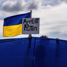 Rusi už sú na Aljaške, privítal ich protest. Lavrov dorazil s mikinou ZSSR, Trump privíta Putina hneď pri lietadle