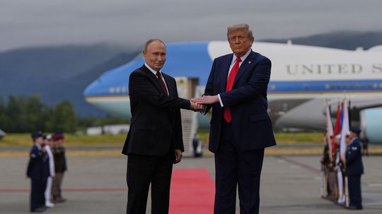 Trump chce zmierniť sankcie proti Rusku, vojna s Iránom rozkývala trhy