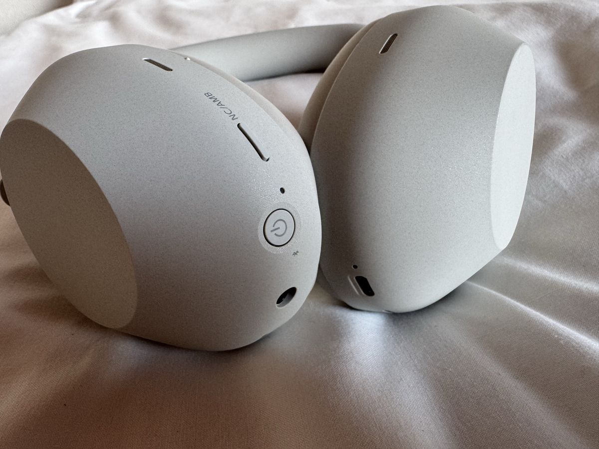 Slúchadlá majú len dve fyzické tlačidlá....