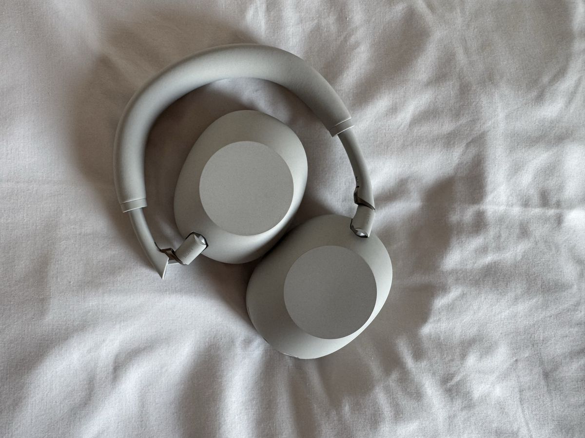 Slúchadlá je možné poskladať a vložiť do...