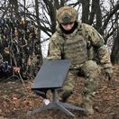 Ukrajinský vojak inštaluje terminál Starlinku