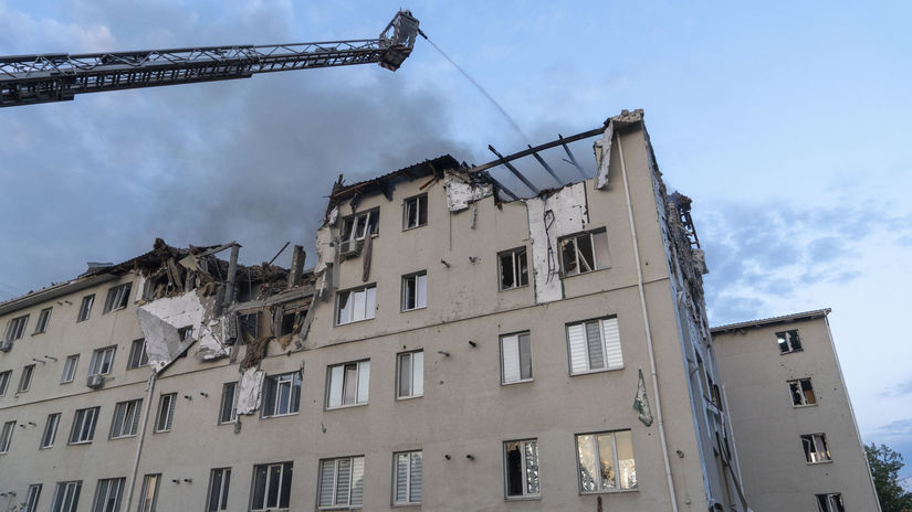 Hasič hasí z vysokozdvižného vozíka obytnú...