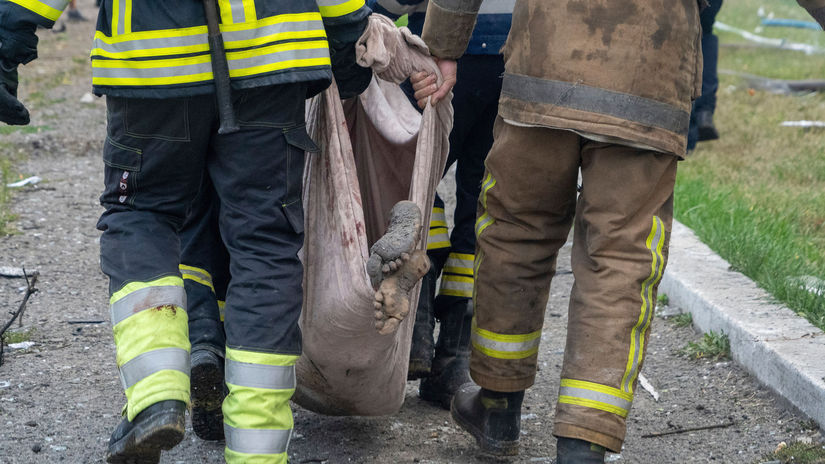 Záchranári odnášajú mŕtve telo v Charkove 18....