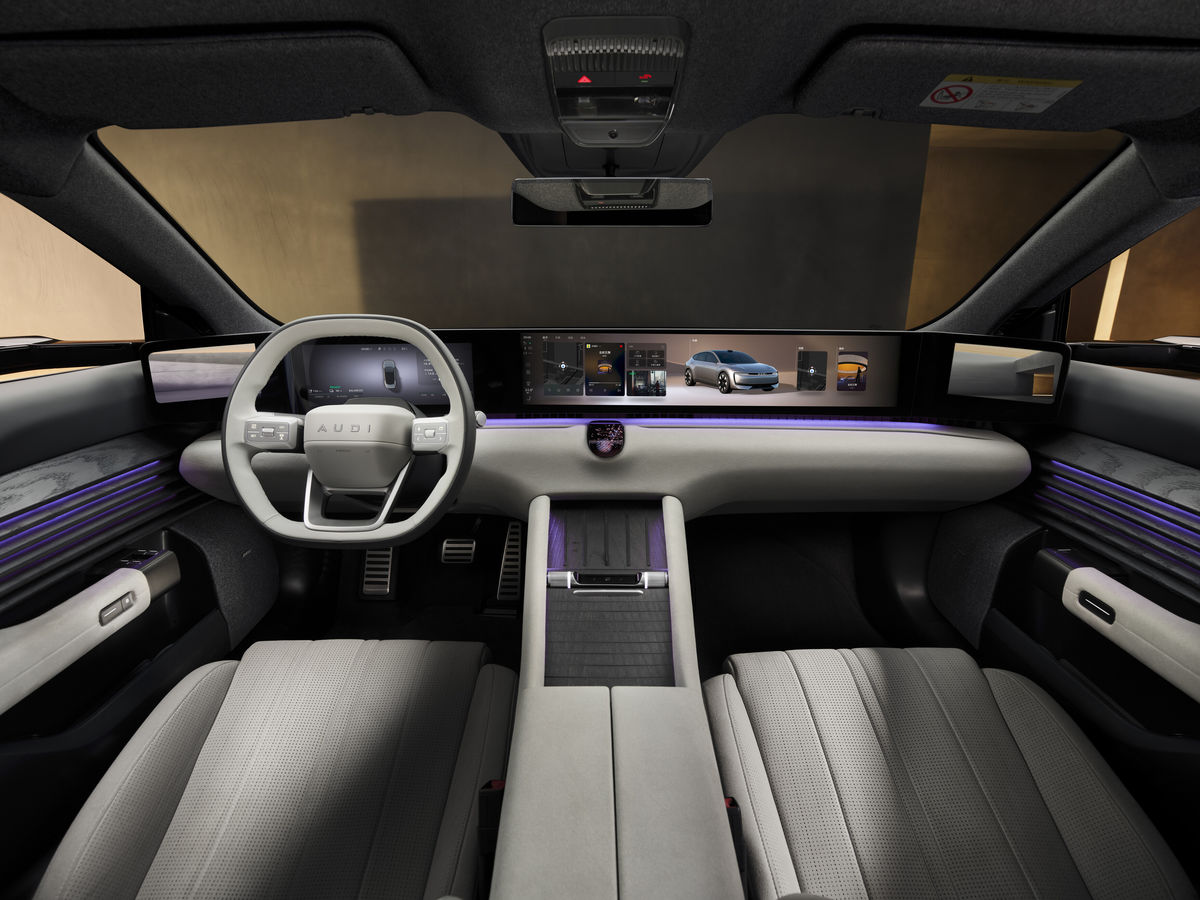 Interiéru dominuje mu panoramatický zakrivený...