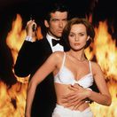 Pierce Brosnan ako James Bond a herečka Izabella Scorupco ako Bond girl Natalya Simonova