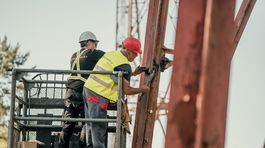 Pracovnici firmy Detonics S. A. pri priprave odstrelu stoziarov