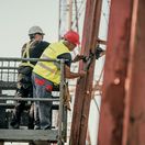 Pracovnici firmy Detonics S. A. pri priprave odstrelu stoziarov