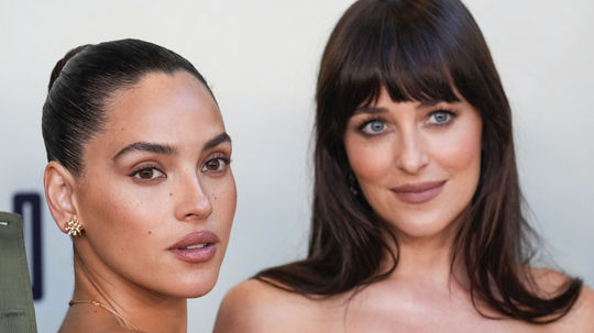 Herečka Adria Arjona (vľavo) v kreácii Loewe a...