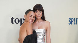 Herečka Adria Arjona (vľavo) v kreácii Loewe a...