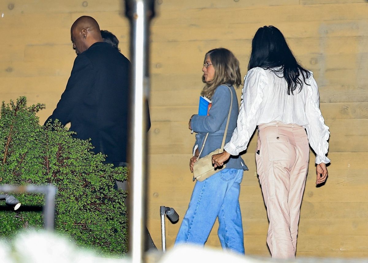 Jennifer Aniston kráčajúca do reštaurácie Nobu...