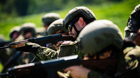 Obetujú voľno, aby bránili krajinu. Hlavný inštruktor NOS zhodnotil výcviky záložníkov. Čo ho prekvapilo?