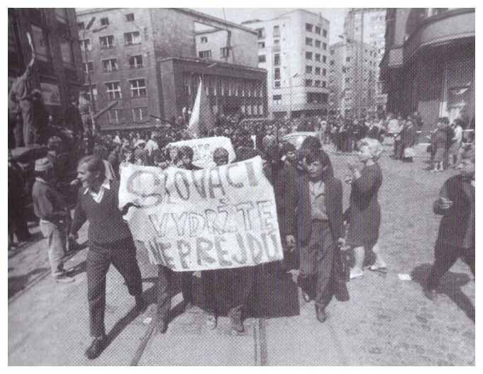 Demonštrácia proti okupácii v uliciach Bratislavy.