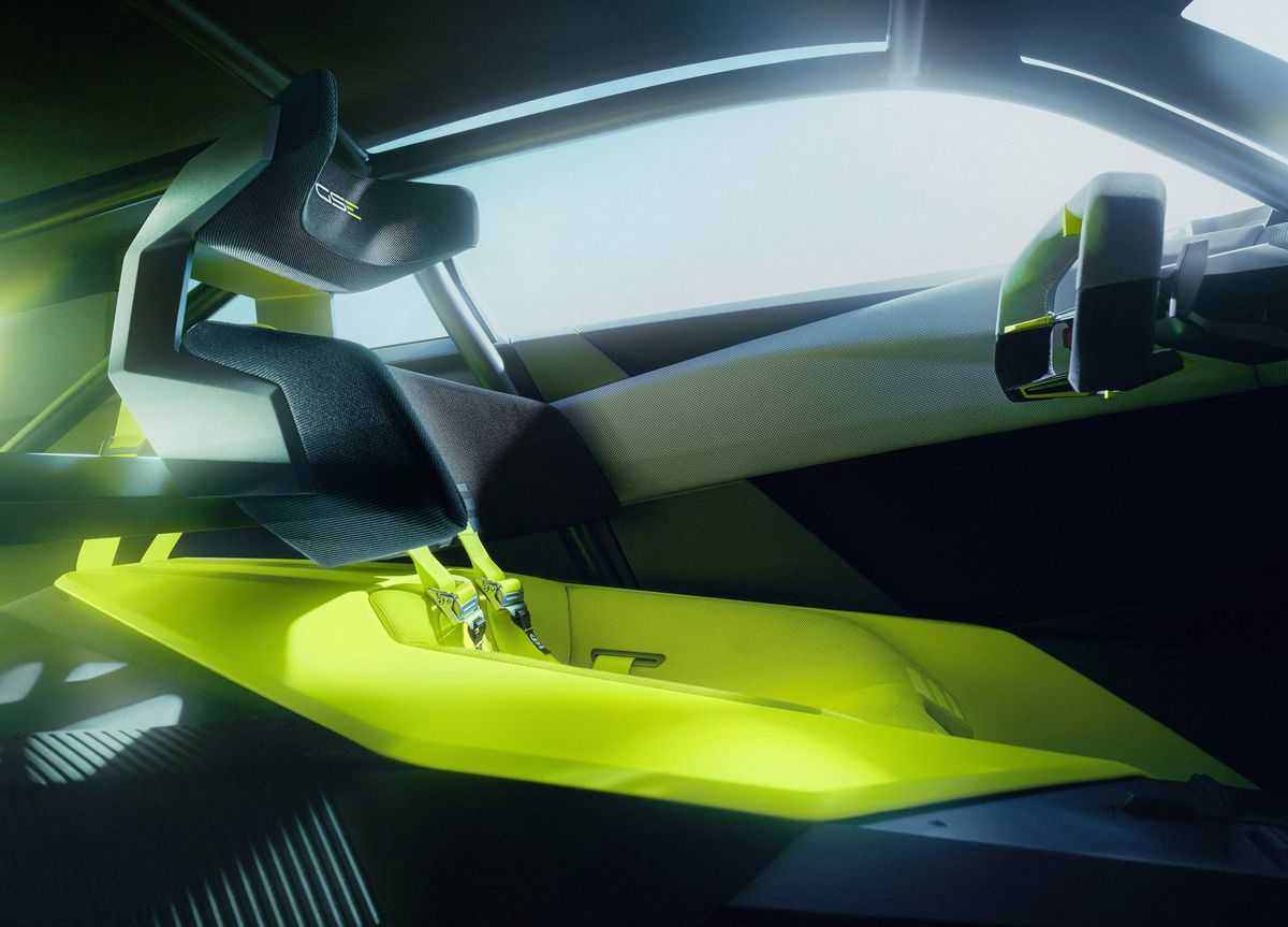 V aute sú zaujímavo riešené škrupinové sedadlá...