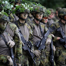 Príslušníci dobrovoľného vojenského výcviku v...