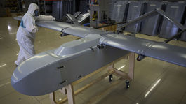 Zamestnanec kontroluje bojový dron v tajnej...