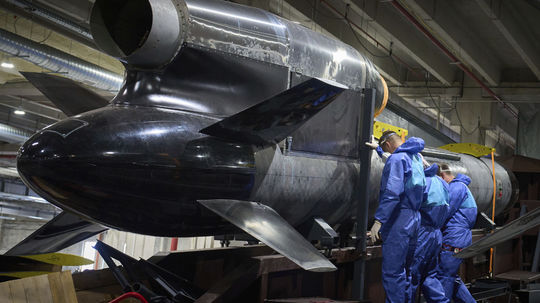 Raketa Flamingo v tajnej továrni Fire Point na...