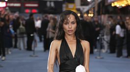 Herečka Zoe Kravitz v kreácii Saint Laurent na...