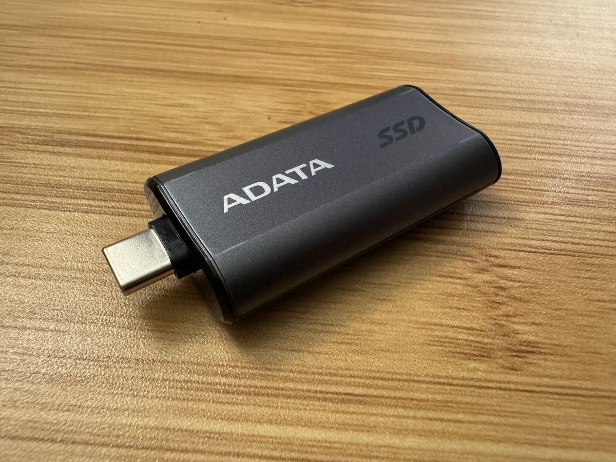 SSD disk má výsuvný USB-C konektor.