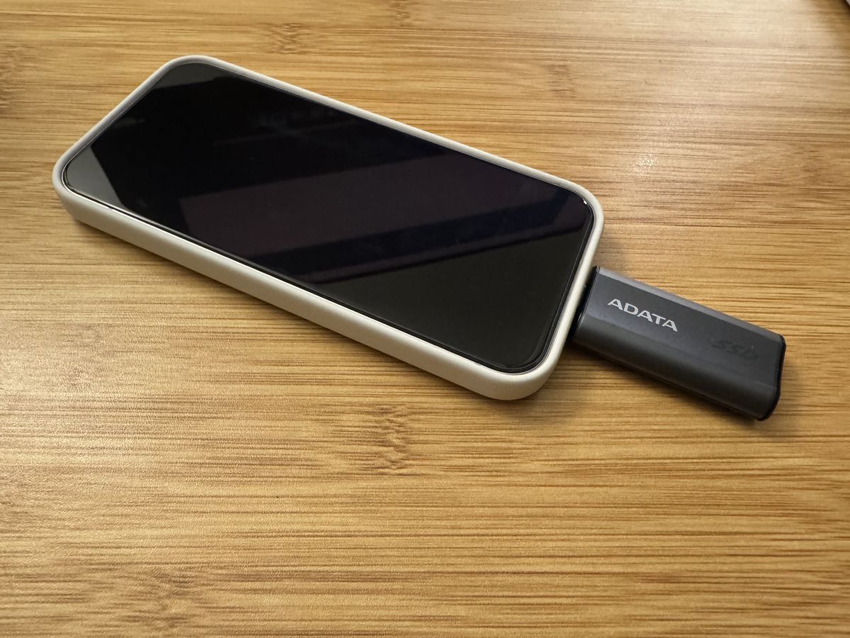 Pripojiť ho je možné k smartfónu, počítaču,...