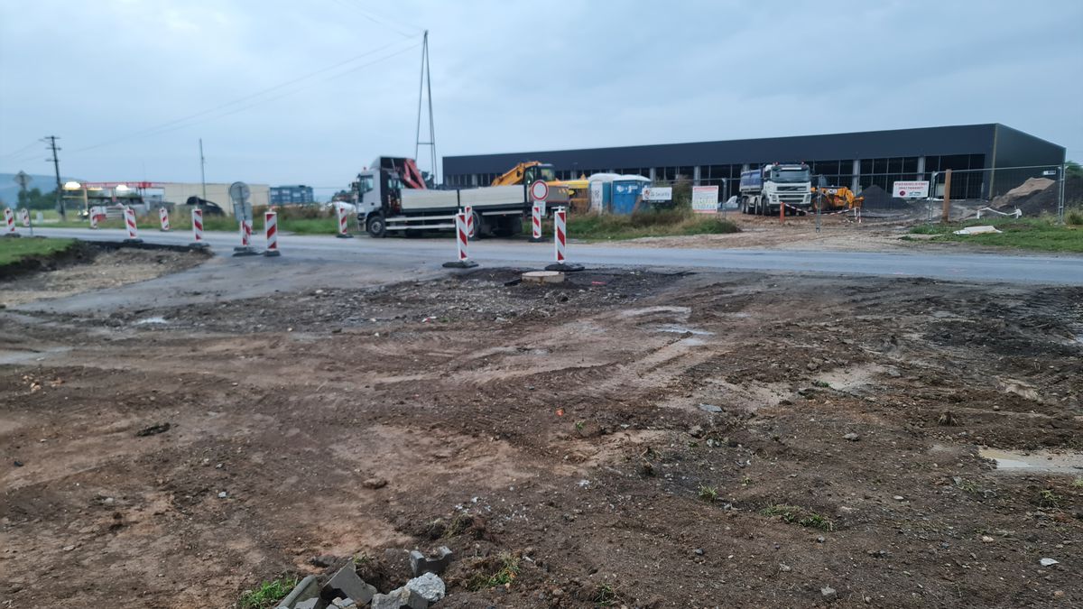 Stavenisko kruhovej križovatky s budúcim...