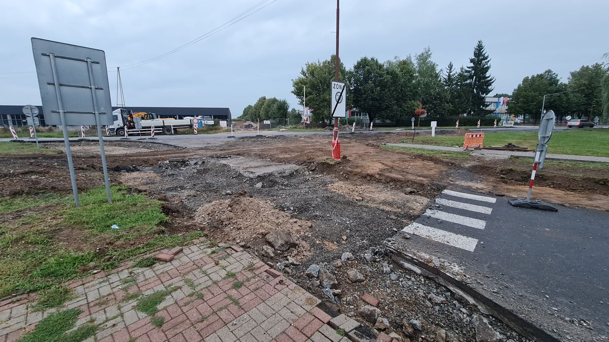 Výstavba kruhového objazdu si vyžiadala...