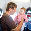 let, cestovanie lietadlom, bábätko, otec, cestovanie s dieťaťom